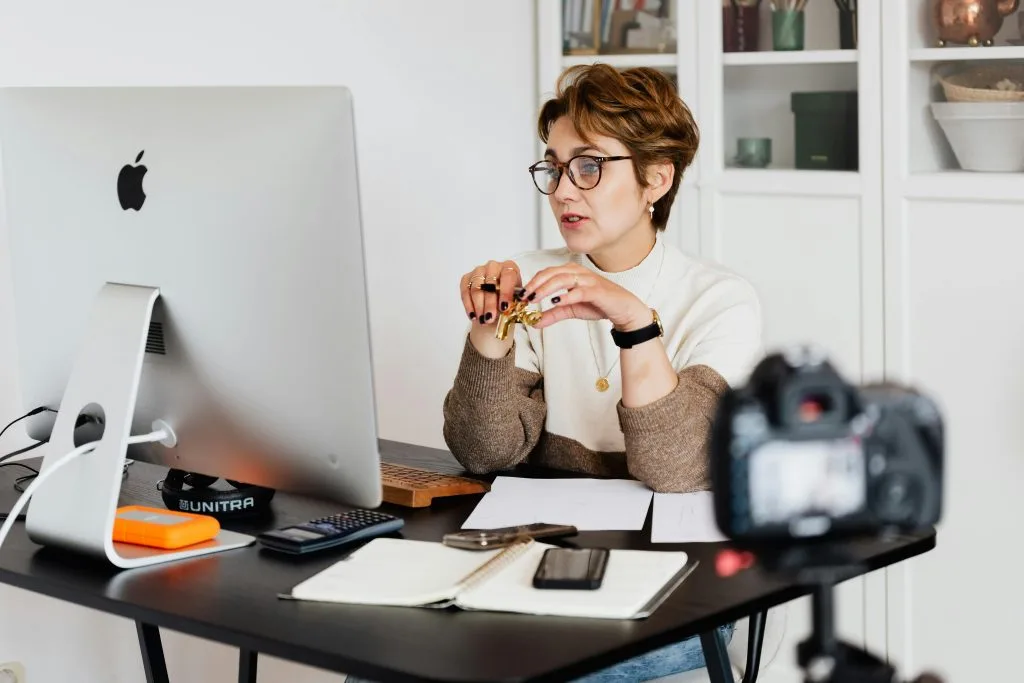 Femme devant un ordinateur en ligne