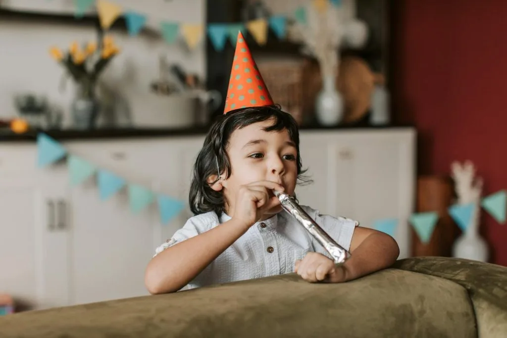 Enfant lors d’un goûter d’anniversaire – situation du quotidien pour parler de soi en français