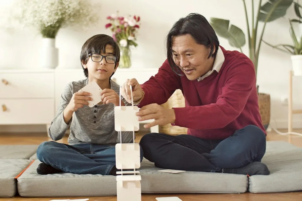 Moment partagé entre un adulte et un enfant – exprimer ses émotions en français