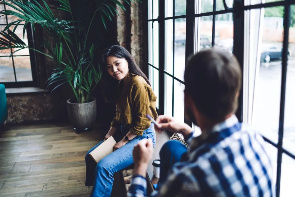 Apprenant et interlocuteur discutant pour se présenter autrement en français